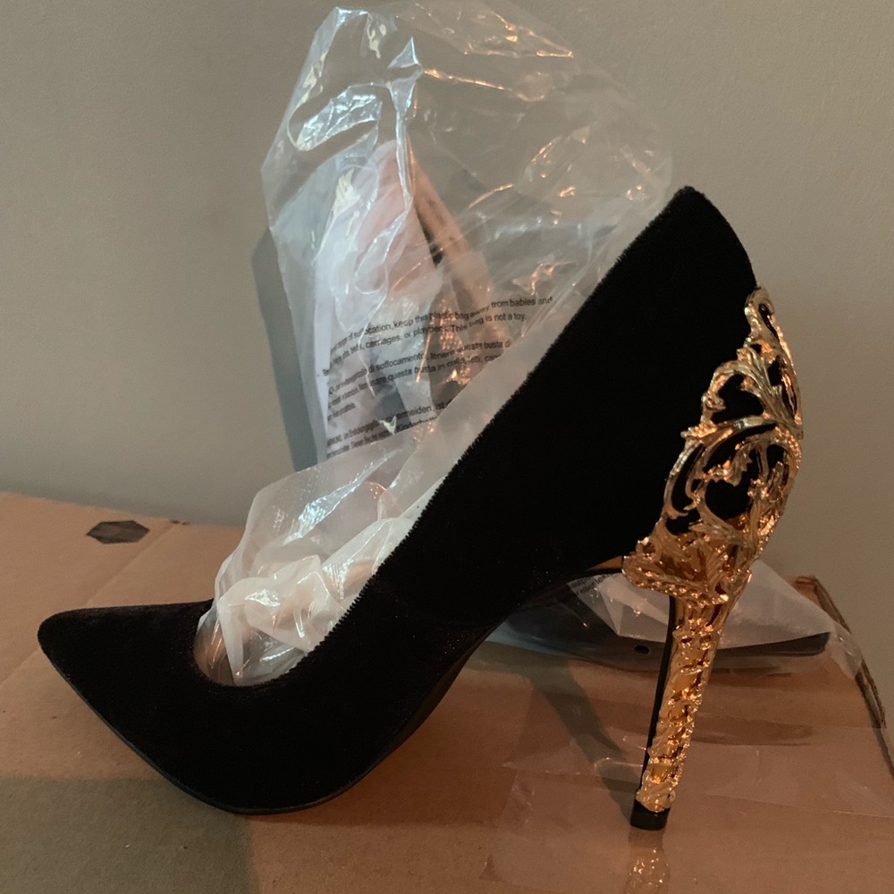 Black pumps